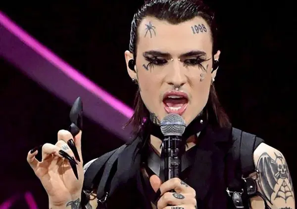 Il lato "fluido" del mercato &egrave; il sextoy "Sanremo Made in Italy" di Rosa Chemical: trasgressione scontata a meno di 10 euro