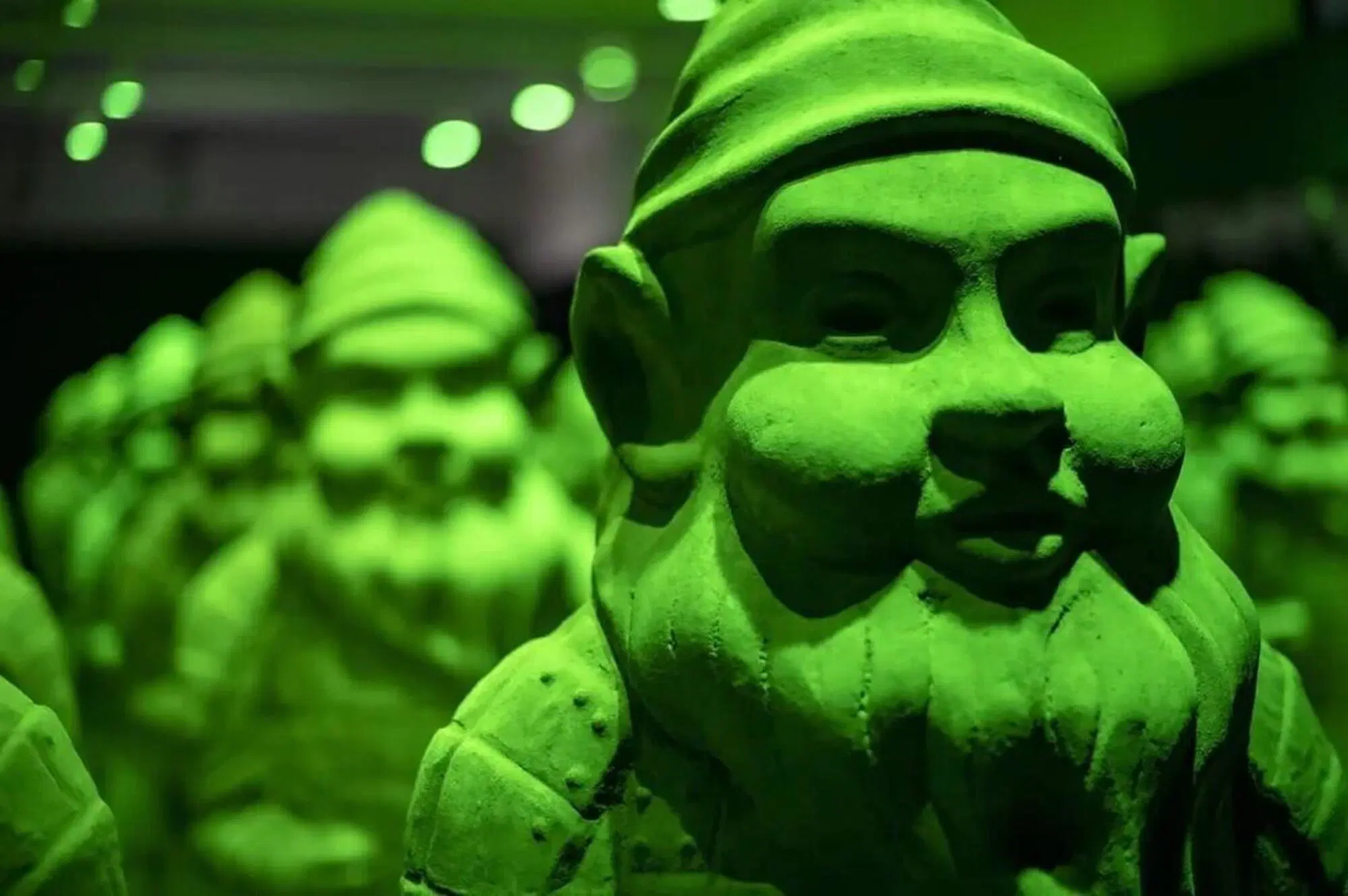 L'esercito di Xi'an con le teste dei nani da giardino, di Max Papeschi