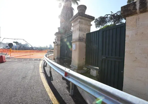 Una famiglia chiusa in casa a causa della rotatoria sbagliata, ecco la storia pi&ugrave; assurda dell'anno