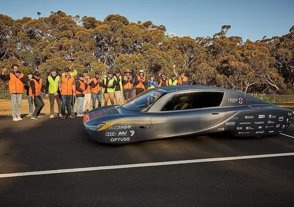 Record di velocit&agrave; per l'auto elettrica solare: ha percorso 1000 km con solo... una ricarica