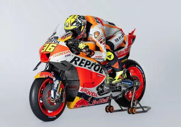 Joan Mir, vestito da Valentino Rossi per andare contro Marc Marquez: "&Egrave; normale avere paura"
