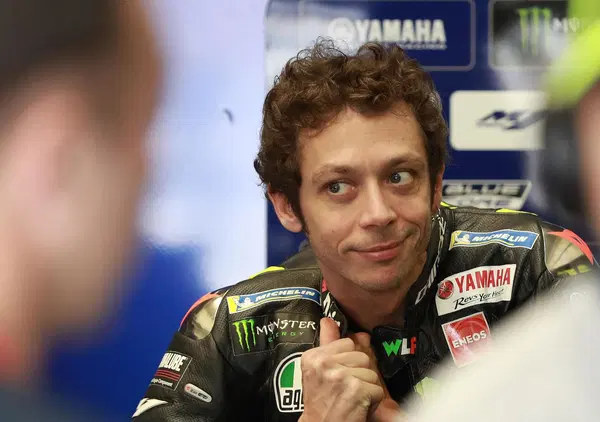 Valentino Rossi da Fiorello sbaglia i quiz della patente e spiega: "In MotoGP oggi? Potrei..."