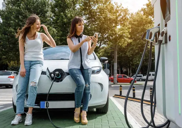L&rsquo;auto diventa per pochi perch&eacute; &ldquo;l&rsquo;elettrica &egrave; solo per i ricchi&rdquo;: la bocciatura del ministro dell&rsquo;Ambiente