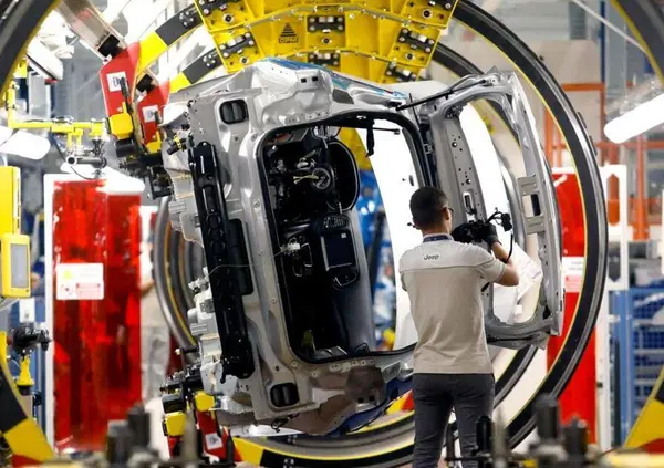 Il ministro del Made in Italy attacca Stellantis: &ldquo;No a Bonus per auto prodotte all'estero&rdquo;. E la Lega...