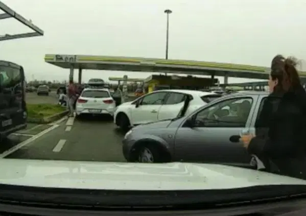 Discute con la compagna e semina il panico in autostrada: investe due ragazze e si schianta