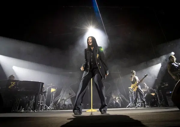 Laura Pausini festeggia 30 anni di carriera, ma a scorrere il repertorio sembrano 5