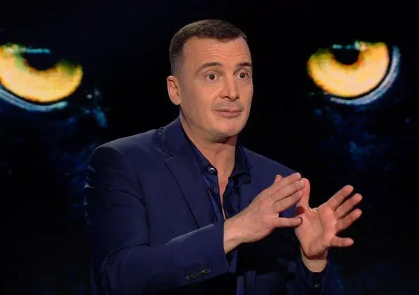 Sbagliare tutto e fare carriera? &Egrave; la ricetta di Rocco Casalino, che a Belve infila una gaffe dopo l'altra, da Baudelaire a...