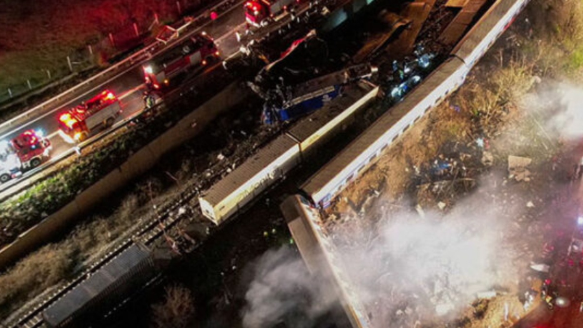 Incidente tra due treni in Grecia, come in Puglia anni fa. I morti sono