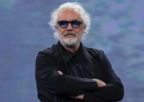 Briatore contro l&rsquo;auto elettrica e i comunisti: &ldquo;La soluzione arriva dalla F1&rdquo;. E su Schlein e Pd...