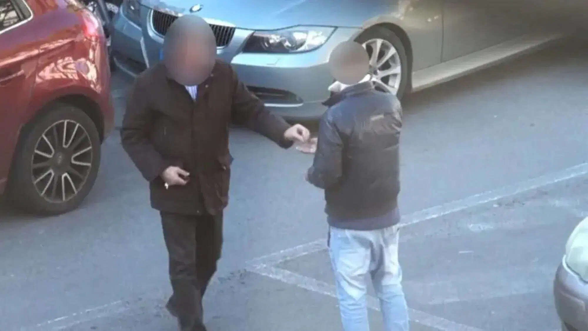 Un'immagine dei parcheggiatori abusivi