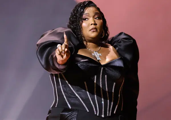 La patologia del marketing di Lizzo: concerto a Milano, World Obesity Day e met&agrave; dei poveri sar&agrave; come lei