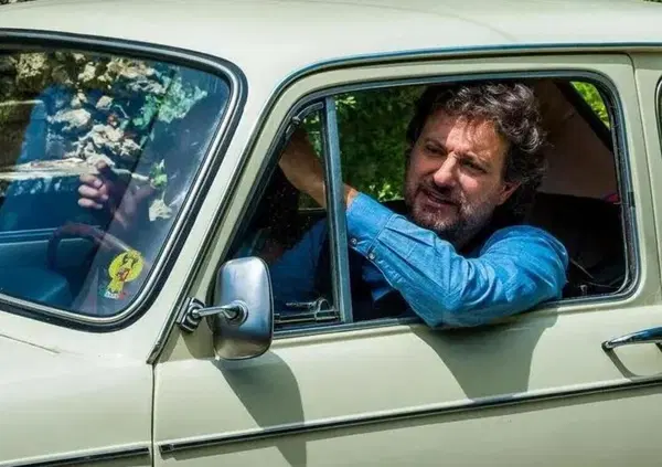 Pieraccioni e i tempi di ricarica dell'auto elettrica: &ldquo;Mia zia sta male stasera? Andr&ograve; ai funerali domani&rdquo; [VIDEO]