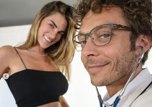 La figlia di Valentino Rossi compie un anno e sale in Vespa. Il nonno: "Cominciamo bene..."