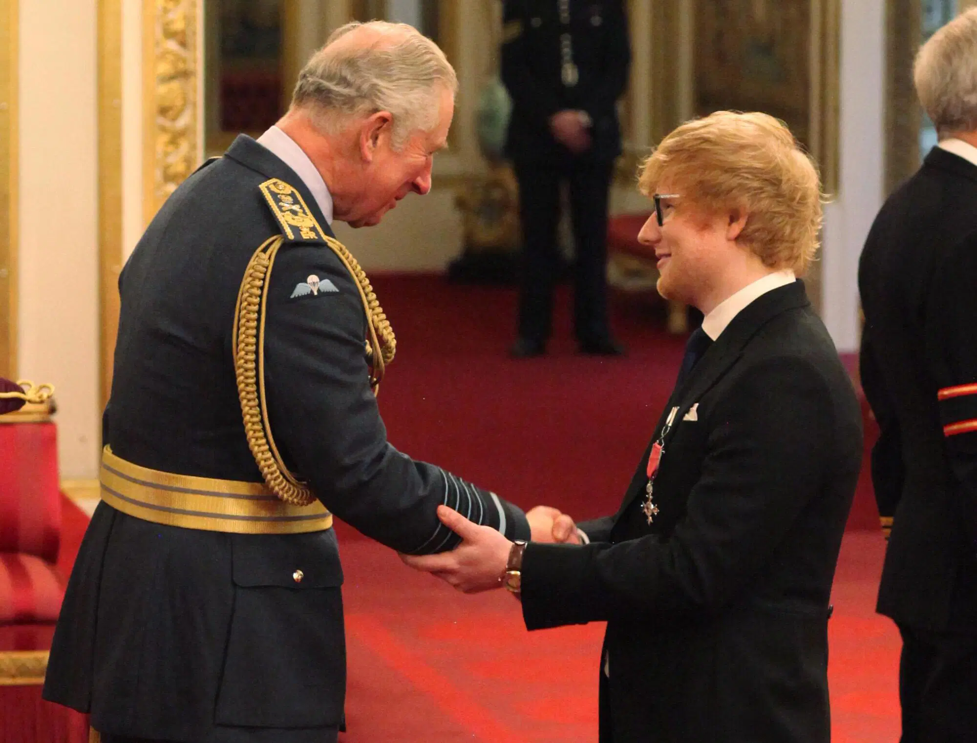 Re Carlo III insieme a Ed Sheeran 