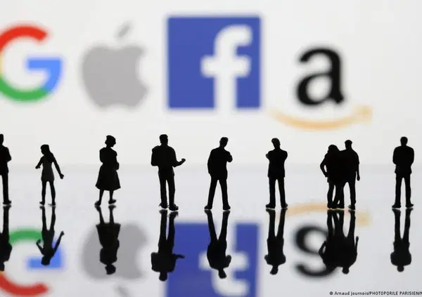 Il caldo inverno dei social: come l'Europa soffia contro lo strapotere economico delle Big Tech