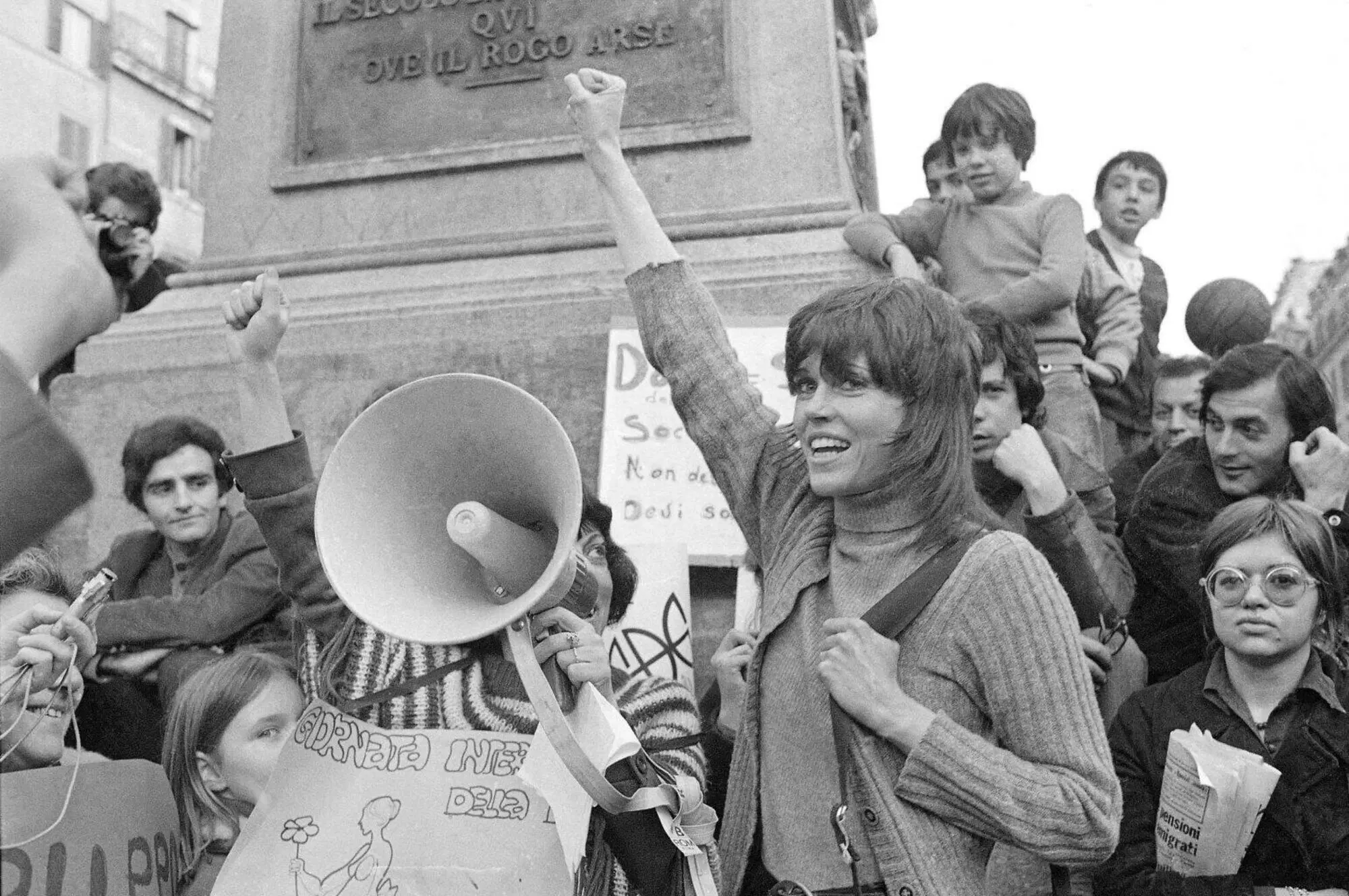 Jane Fonda l'8 marzo 1972 a Campo de' Fiori a una manifestazione femminista