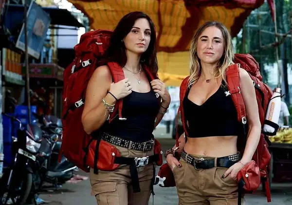 &ldquo;I poveri dovrebbero bruciare all'inferno&rdquo;. La frase choc a Pechino Express dopo che rigano la Porsche all'amico