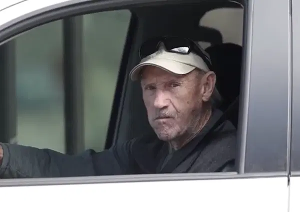 Ve lo ricordate Gene Hackman? &Egrave; stato avvistato mentre mangia un panino nel furgone. Com'&egrave; cambiato...