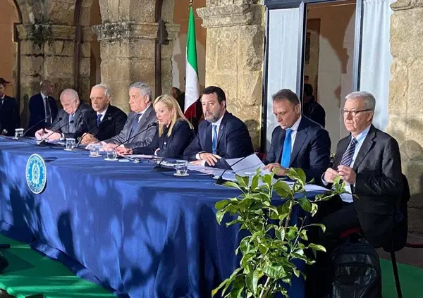 Proteste a Cutro, peluche contro l'auto di Meloni, Salvini e Tajani