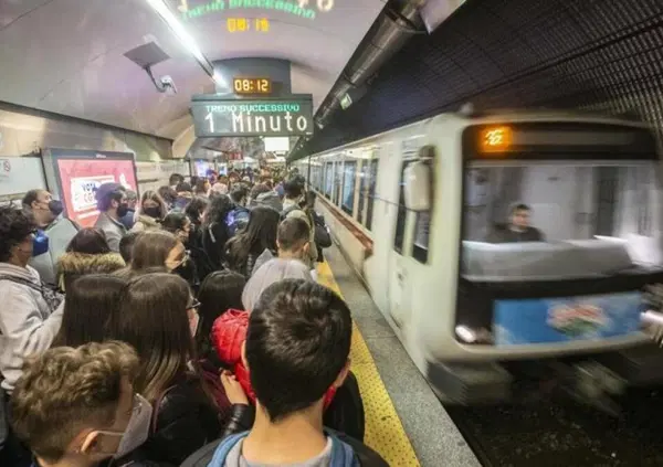 "Attenti agli zingari". L'annuncio-choc nella metro indigna tutti. Individuato il responsabile