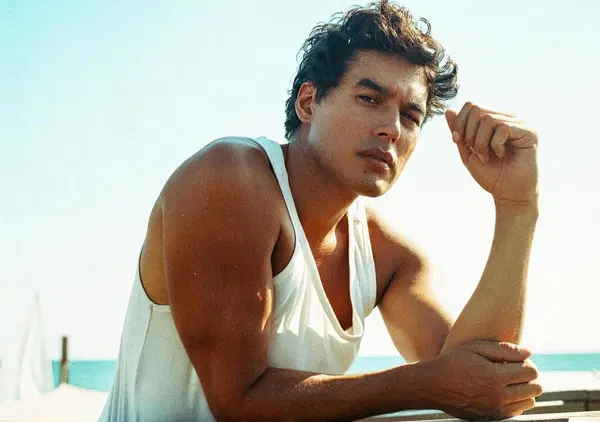 Cristiano Caccamo a Lol &egrave; il bello che balla sulla musica sbagliata. Ma chi gliel'ha fatto fare?