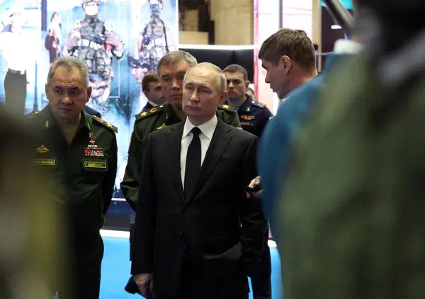 C'&egrave; Putin dietro gli sbarchi dei migranti? Il generale Mini: &ldquo;Criminalizziamo la Russia per giustificare la guerra&rdquo;. E sul rischio nucleare&hellip;