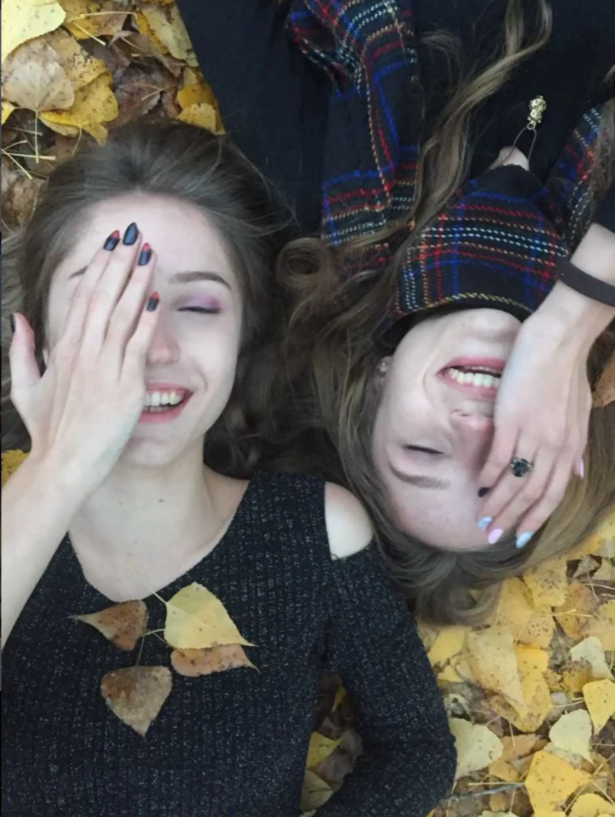 Marie e Alice mettono all'asta la propria verginit&agrave; per la pace in Ucraina