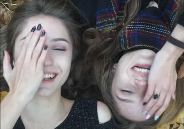 Guerra in Ucraina: gemelle mettono all'asta la propria verginit&agrave; per la pace. Ecco la base d'asta...