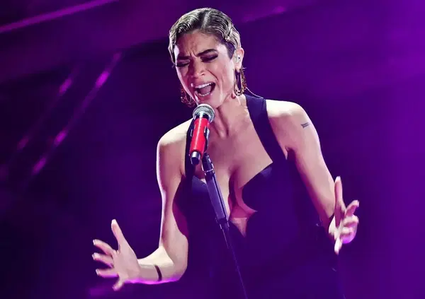 Iannone regala l'auto a Elodie, ma ha la patente? Pare di no. Lo confessa a Madame...