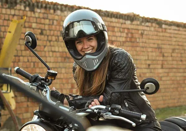 Lorena Bega spiega cos'&egrave; un pilota: &ldquo;Agostini mi ha portata in scooter e Milano... &egrave; diventata il TT!"