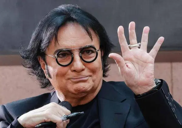 Renato Zero autografa persino un taxi, &egrave; lui il re dei sorcini