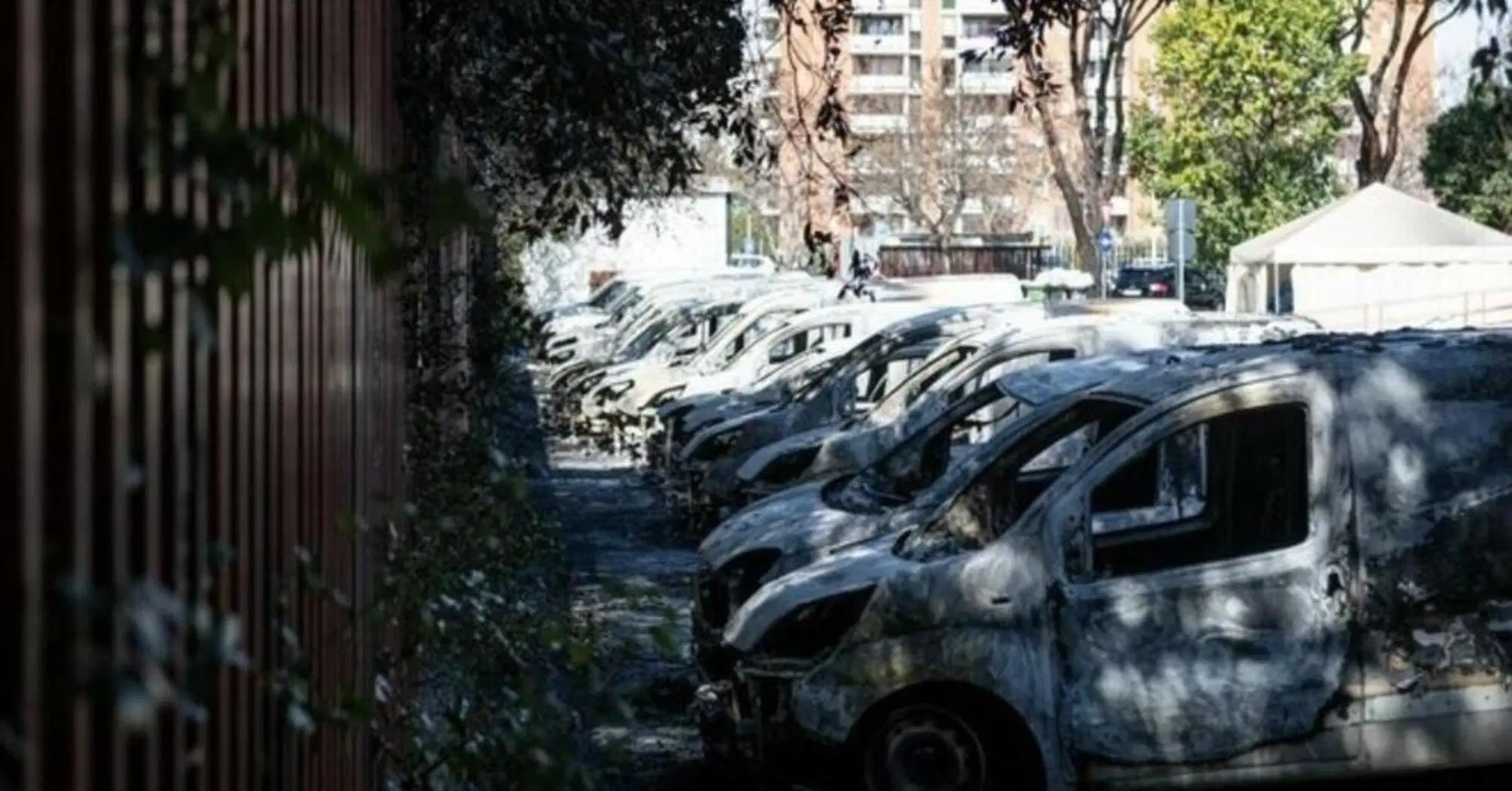 Le foto dell'incendio davanti agli uffici di Poste Italiane