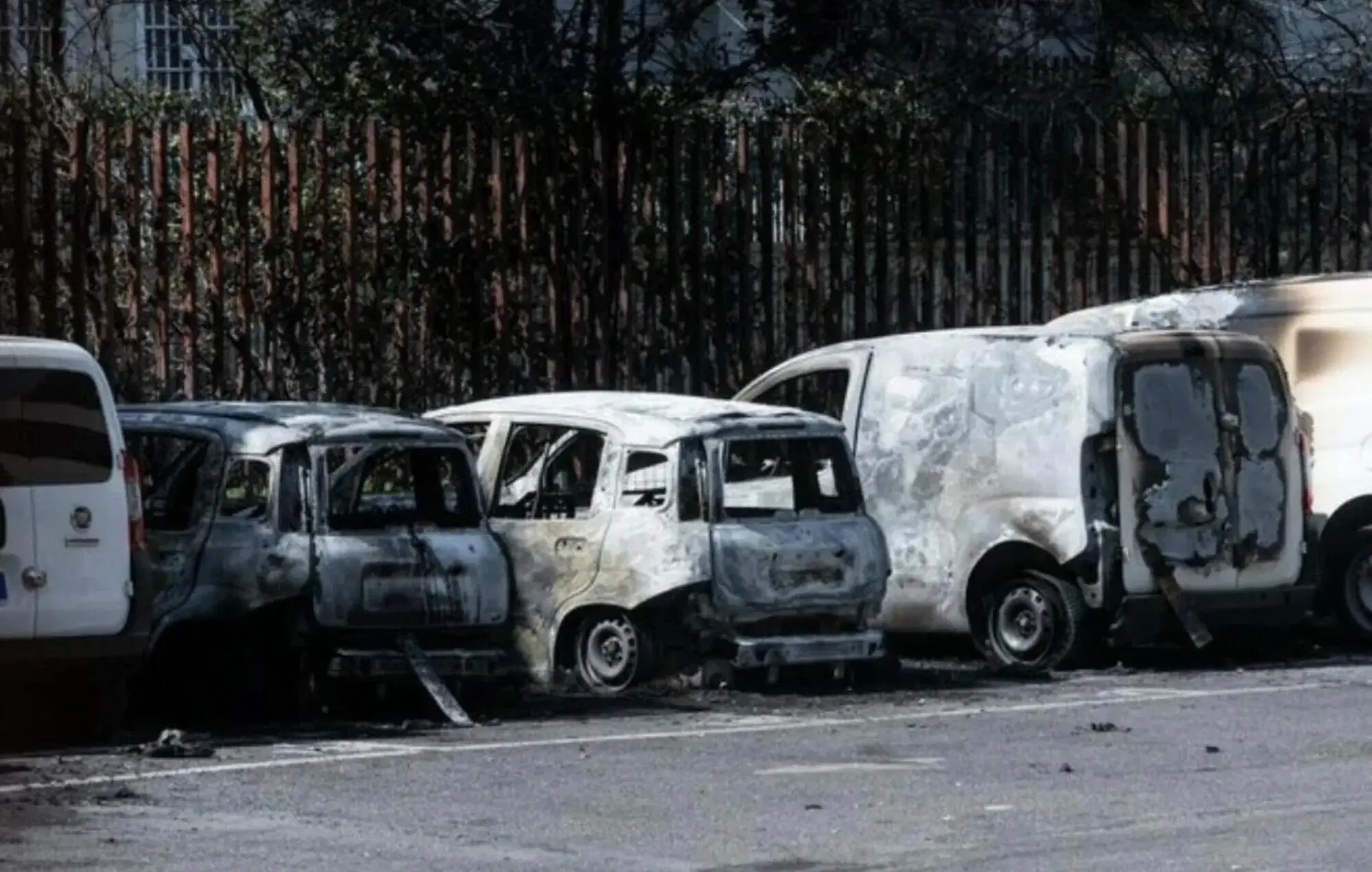 Le foto dell'incendio davanti agli uffici di Poste Italiane