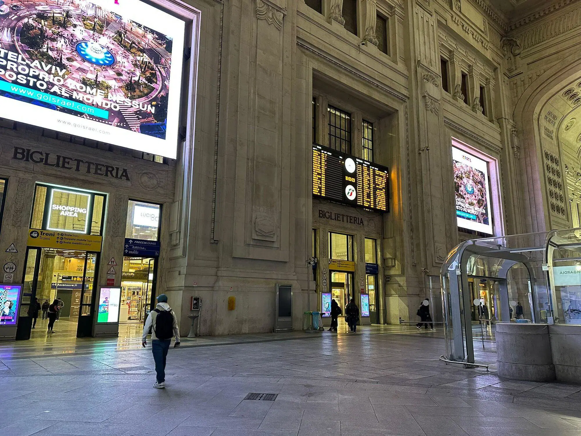 Dentro la stazione Centrale, con alcune delle sue "presenze"