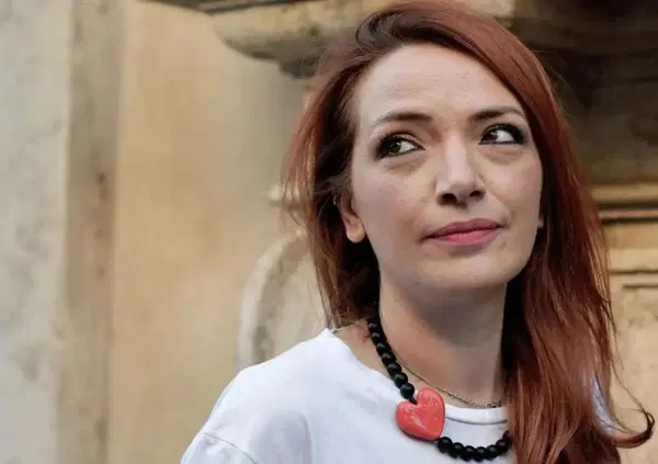 Ok ma chi ca**o &egrave; Jasmine Cristallo, tra uscite strambe e fedelt&agrave; a Elly Schlein?