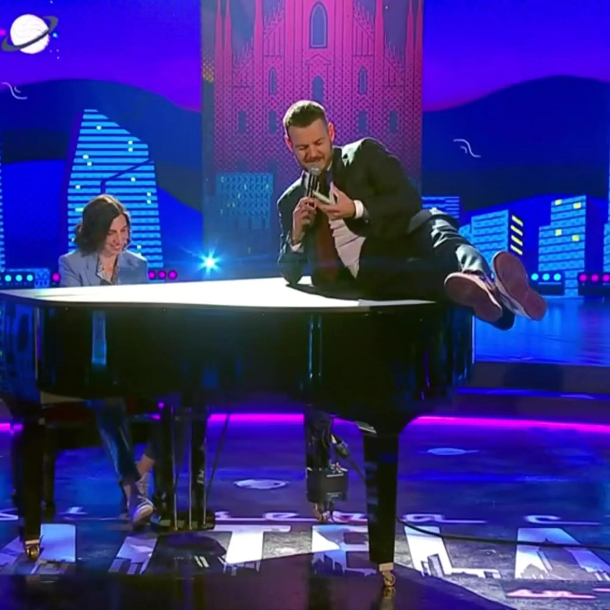 Elly Schlein al pianoforte suona Imagine di John Lennon