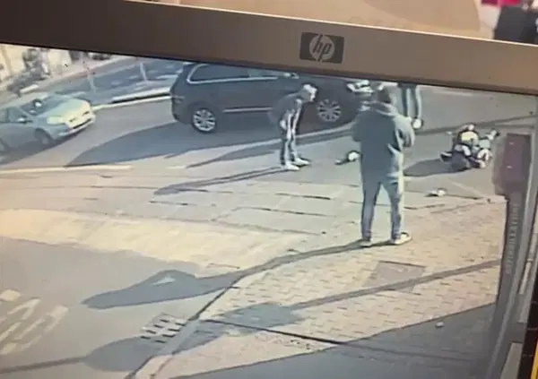 Si getta contro le auto per farsi risarcire. Ma ogni volta &egrave; una roulette russa... [VIDEO]