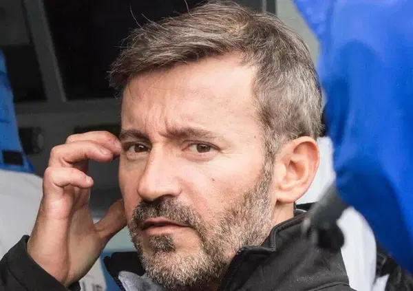 Max Biaggi prende paga da Cattelan con le pitbike: fortuna che &egrave; il motoverso [VIDEO]