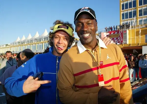 Valentino Rossi dal Basement: &ldquo;Nel 2015 parlai con Marquez, lui mi guardava assente. Jordan controlla le scarpe a tutti e Brad Pitt...&rdquo;