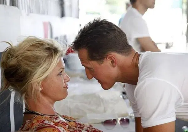 Corinna Schumacher prigioniera di Michael? "Da 10 anni, ha rinunciato alla propria vita dopo l'incidente"