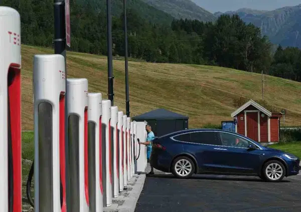 I ladri non calcolano l&rsquo;autonomia dell'auto e vengono beccati: erano fermi a una colonnina Tesla&hellip;