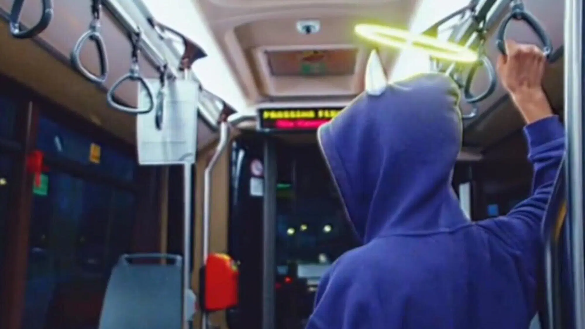 Un frame del videoclip di Dimmi che c'&egrave;