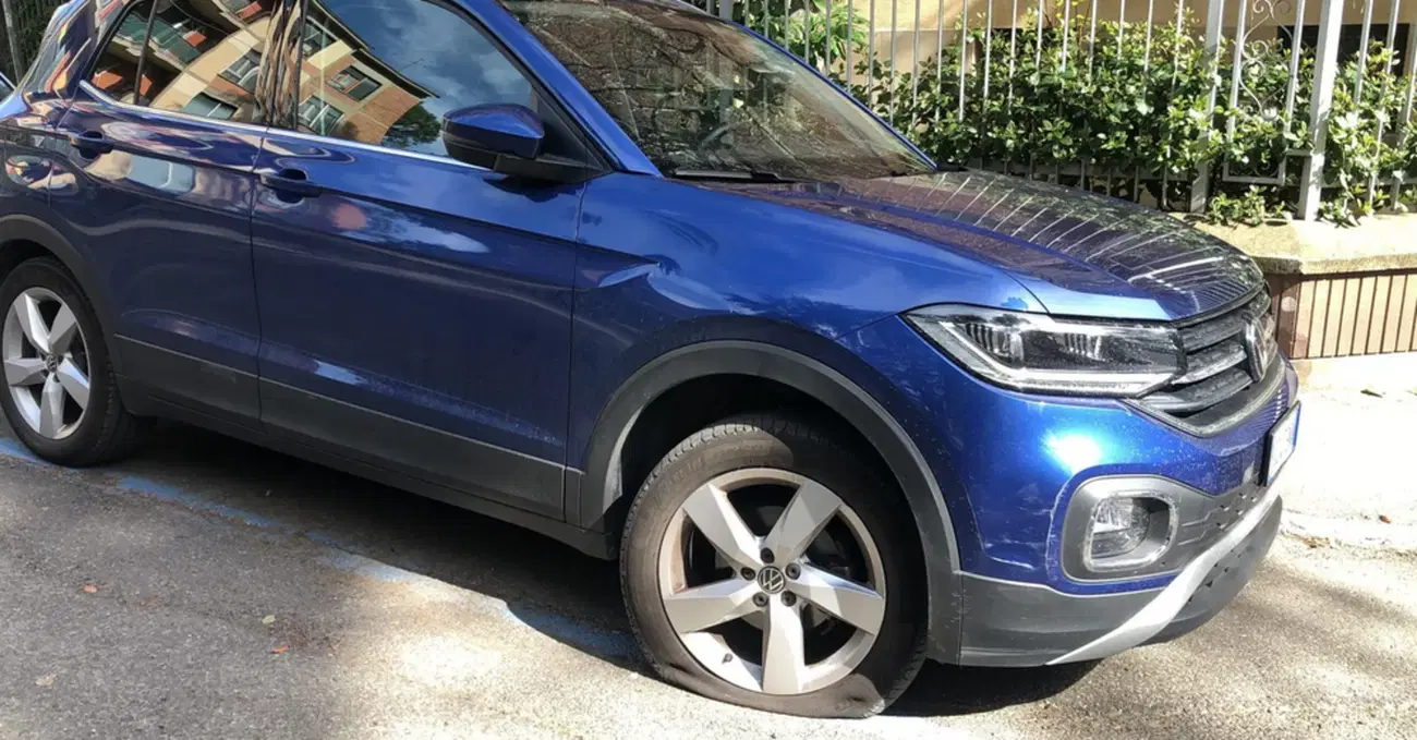 Sgonfiano le gomme e lasciano come firma il loro &ldquo;manifesto": sono i no Suv