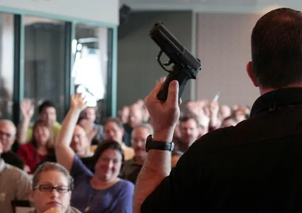 L'ennesima sparatoria in America dimostra che dobbiamo armare gli insegnanti (studi alla mano)