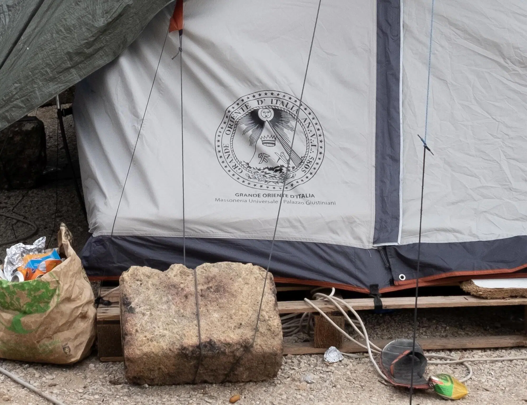 Il simbolo del Grande Oriente d'Italia sulle tende donate per i migranti