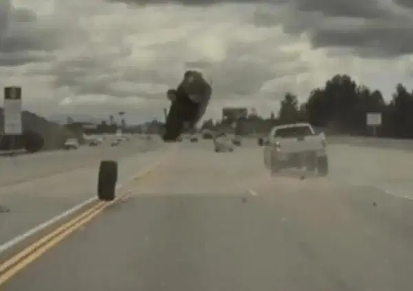 [VIDEO] Tragedia sfiorata in California: pneumatico si stacca da un'auto e ne colpisce un'altra (che vola in autostrada!) 