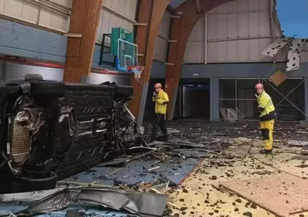 L'ex calciatore della Lazio decolla in auto e si schianta in una palestra [VIDEO]
