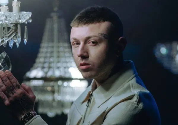 Lazza, stavolta la spocchia sbatte su Zonda: uno spot (pagato?) di un'auto e niente pi&ugrave;