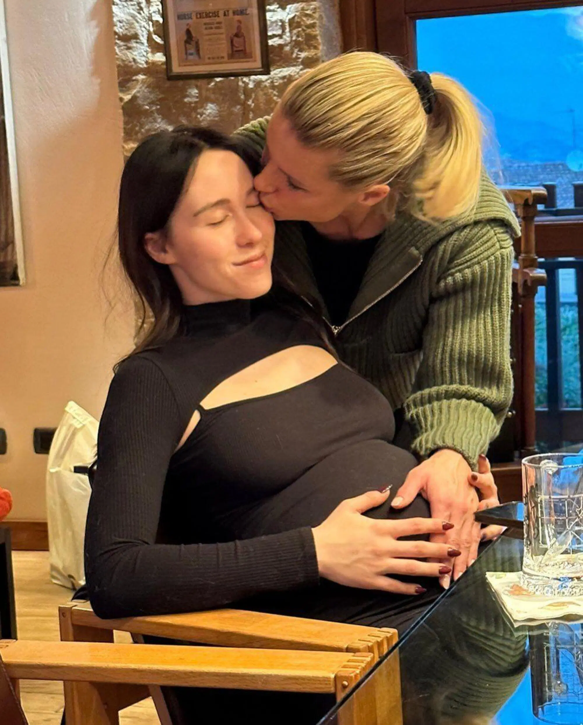 Aurora Ramazzotti in dolce attesa con la "nonna" Michelle Hunziker