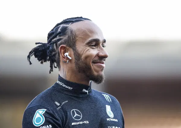 [VIDEO] Hamilton scende dalla monoposto a Melbourne ma... non trova il suo team: la reazione dell'inglese